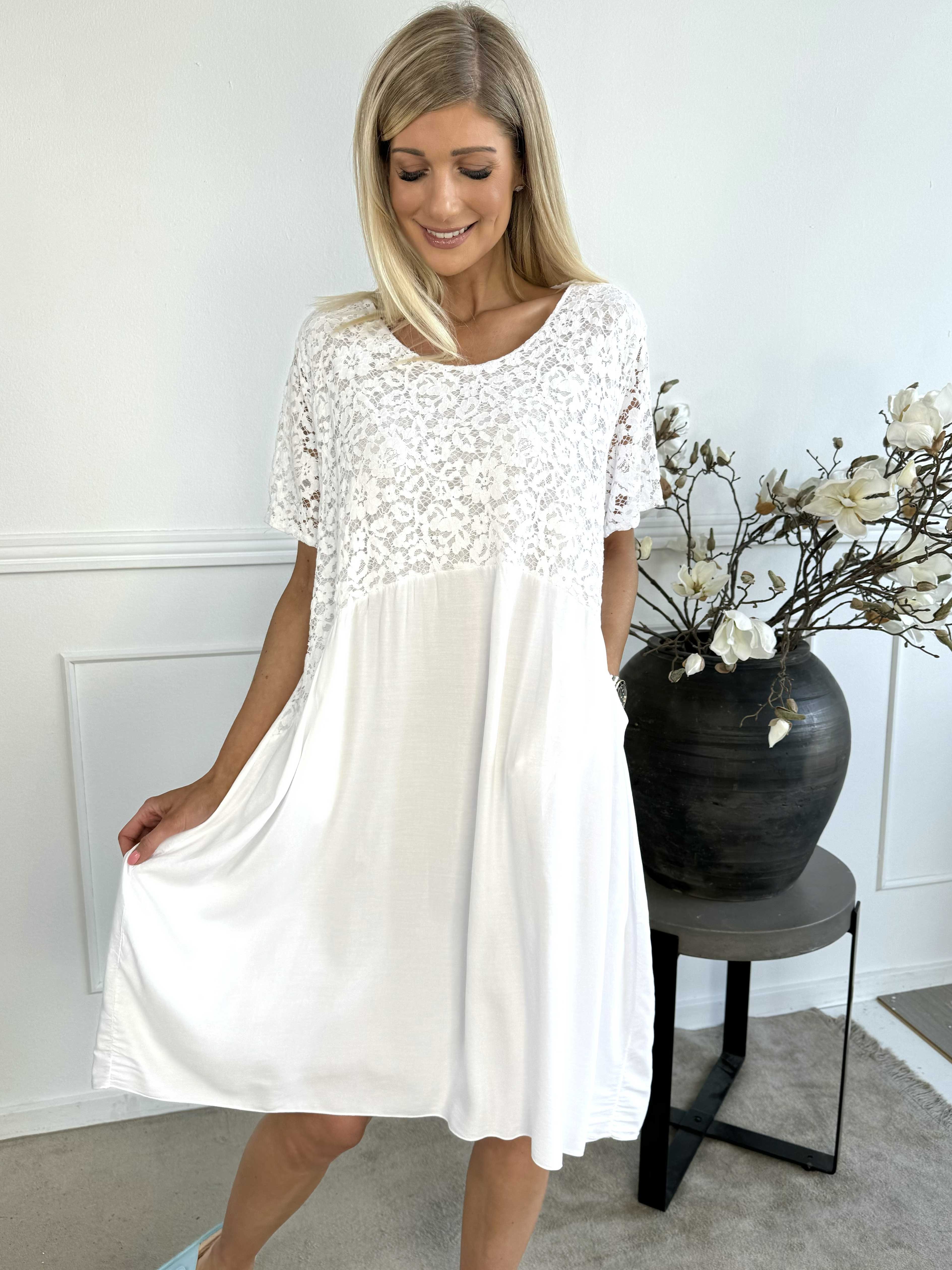 Sannie - Söt klänning med spets och fickor